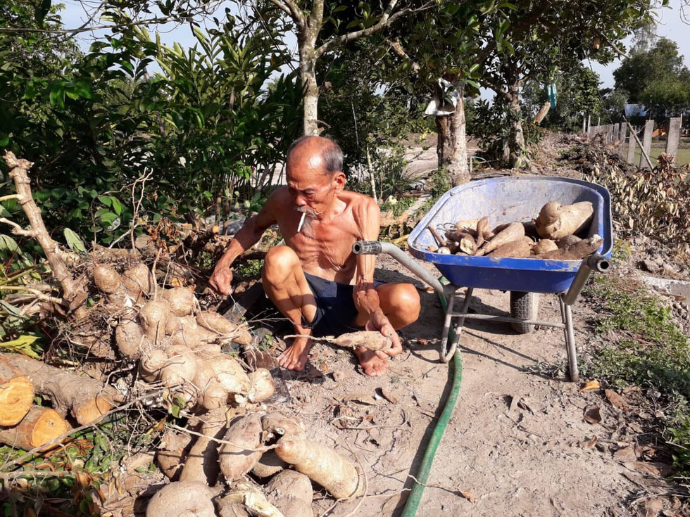 Anh hùng Nguyễn Văn Bảy những ngày làm nông dân chân đất - Ảnh: NGUYỄN HỮU HIÊN