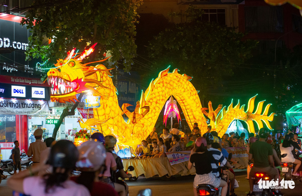 Những chiếc đèn Trung thu khổng lồ tràn ngập đường phố Tuyên Quang - Ảnh: VŨ TUẤN