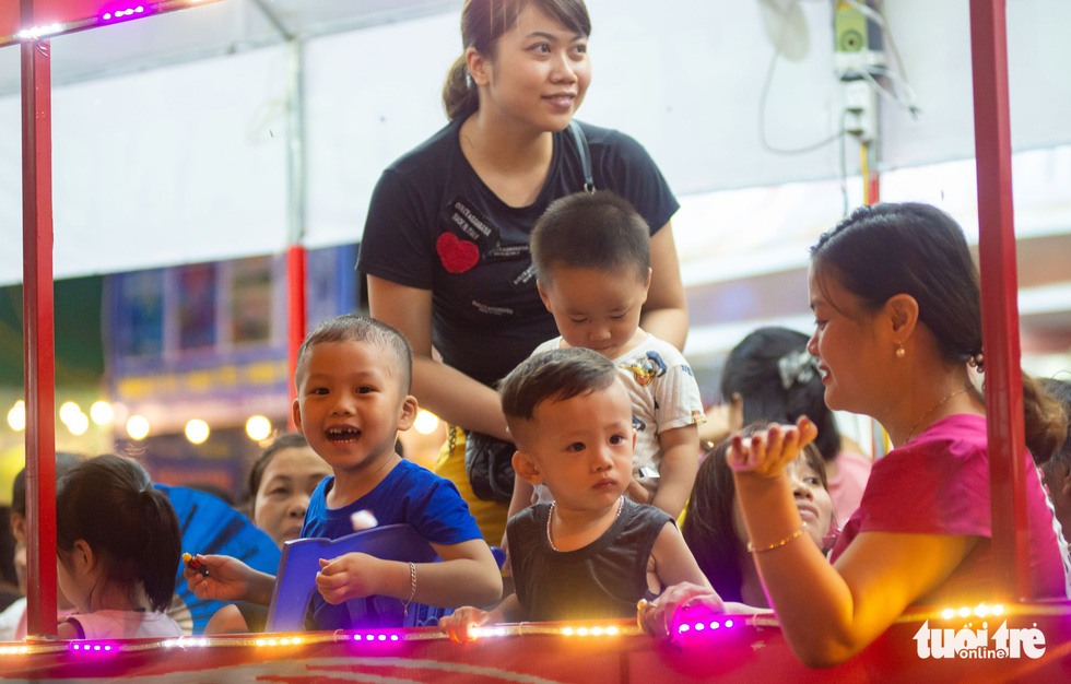 Đèn khổng lồ là món quà Trung thu cho trẻ em Tuyên Quang - Ảnh: VŨ TUẤN