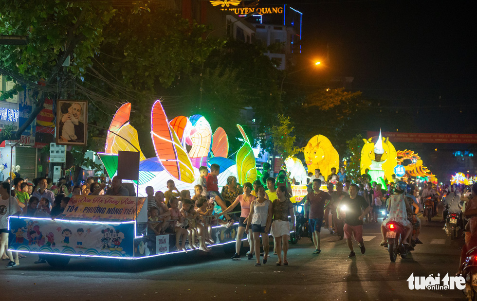 Mỗi tối có hàng trăm chiếc đèn khổng lồ đổ về thành phố Tuyên Quang - Ảnh: VŨ TUẤN
