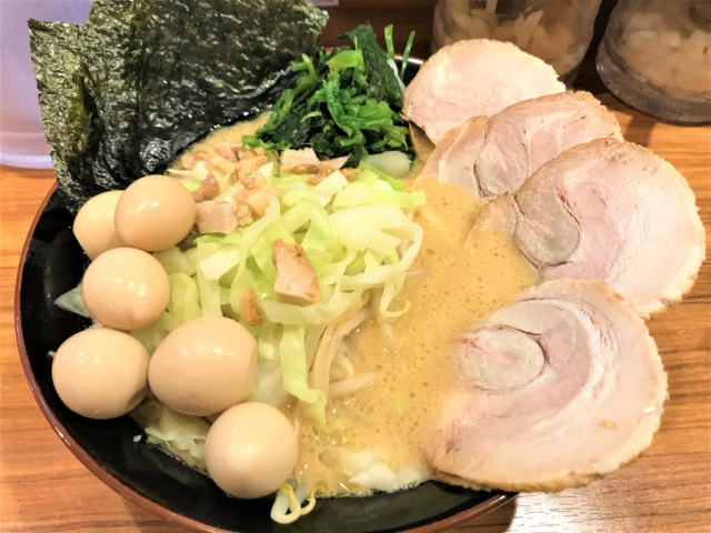 Bắt nguồn từ Yokohama, món ăn đặc biệt này sử dụng nước dùng kết hợp tonkotsu (thịt lợn) và đậu nành, pha trộn các hương vị truyền thống của Fukuoka và Tokyo để tạo nên loại nước dùng còn ngon hơn của cả 2 địa phương này.
