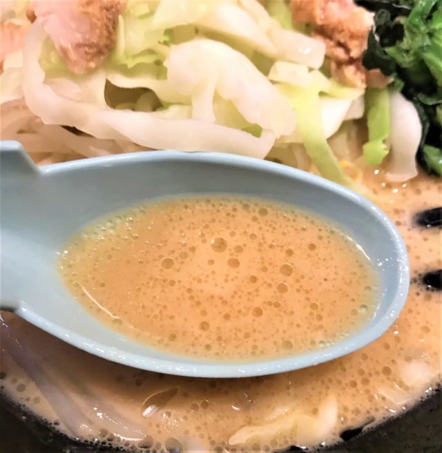Có 2 loại nước dùng cho khách lựa chọn: loại tiêu chuẩn tonkotsu shoyu ie-kei và loại nước dùng tương tự nhưng bổ sung thêm vị mặn cho những ai thích đậm đà. Phần lớn mọi người chọn vị đầu tiên vì ăn nhiều muối cũng không tốt cho thận và tim.