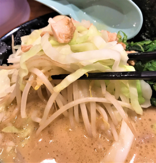 Cách ăn ramen chuẩn là nếm một ngụm nước dùng, sau đó ăn tới rau, bắp cải, rau mầm... Rau tươi, vị thanh mát. Không có mì ăn kèm không khiến món rau ie-kei trở nên vô vị. Bởi ramen ngon nhất là ở nước dùng và các loại topping, do đó, dẫu không có mì thì vị ngon cũng chẳng kém.