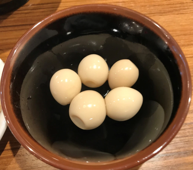 Mỗi bát mì có giá 630 yen (135.000 đồng), rẻ hơn cả ramen thông thường vì cắt giảm nguyên liệu. Bạn có thể gọi các topping ăn kèm như bình thường, với giá khoảng 250 yen (54.000 đồng) cho 4 lát thịt chashu và 100 yen (21.000 đồng) cho 5 quả trứng cút uzura.