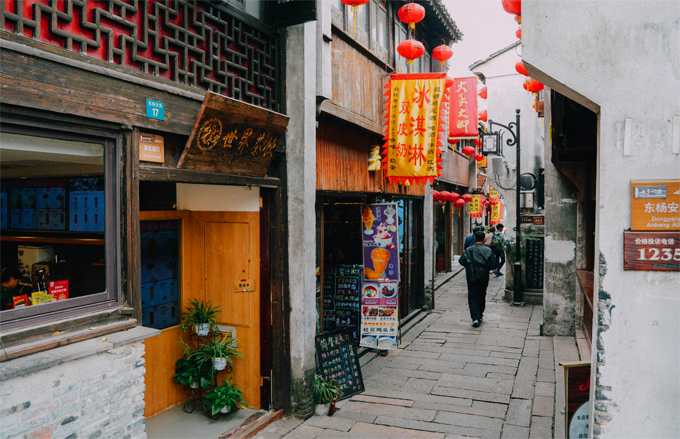 Một góc phố cổ Sơn Đường - Tô Châu bán nhiều món ăn truyền thống địa phương. Ảnh: Nguyên Chi