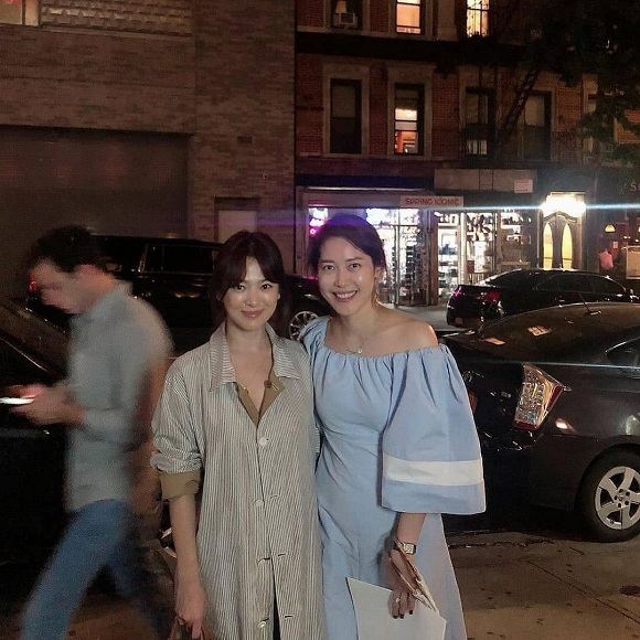 Sau câu nói "tôi ổn", Song Hye Kyo tự tin để mặt mộc xuất hiện tươi tắn trên đường phố New York.