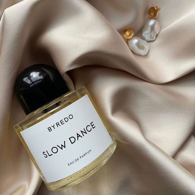Byredo Slow Dance là nước hoa unisex với nốt hương đầu ngọt ngào của nhựa myrrh, vani xen lẫn hương thơm dễ chịu từ hoa violet, hoắc hương… Giá tham khảo: 6.500.000 đồng