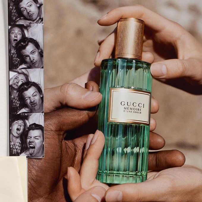 Mémoire d'Une Odeur được Gucci sáng tạo với nốt hương đầu của hoa cúc La Mã và hoa nhài san hô Ấn Độ. Hương giữa của xạ hương cùng hương cuối từ gỗ tuyết và đàn hương gợi vẻ sang trọng, tạo ấn tượng khó quên đúng như ý nghĩa tên gọi của sản phẩm.  Giá tham khảo: 3.000.000 đồng 