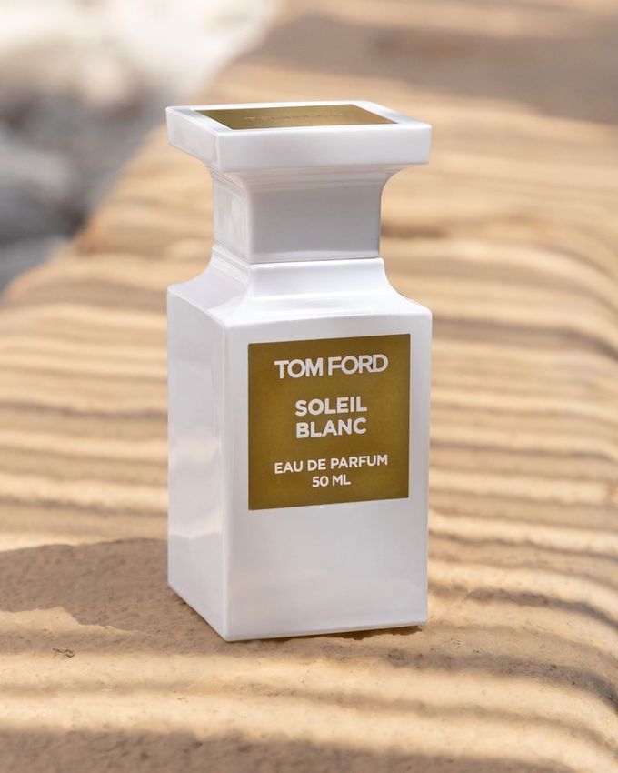 Tom Ford Soleil Blanc phù hợp sử dụng trong mùa thu, mùa hè nhờ mùi hương ngọt của quả dừa và hoa ngọc lan tây. Sản phẩm có độ lưu hương được đánh giá cao và độ tỏa hương ở mứa trung bình. Giá tham khảo: 6.000.000 đồng 