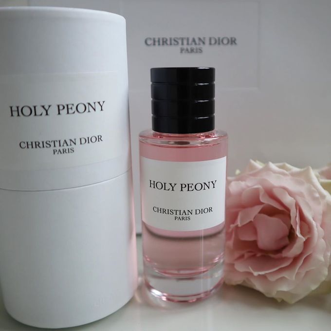 Dior Holy Peony thiên về hương hoa cùng trái cây ngọt ngào tạo cảm giác dễ chịu, sảng khoái. Nốt hương cuối phảng phất mùi gỗ, tạo cảm giác cổ điển nhưng không quá nồng. Giá tham khảo: 5.500.000 đồng 