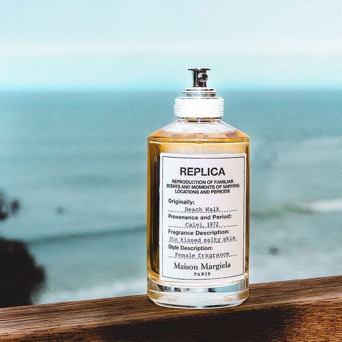 Đúng như tên gọi, chai nước hoa Replica Beach Walk của nhà mốt Maison Margiela sẽ khiến bạn liên tưởng ngay đến nắng, gió, cát vàng và sóng biển nhờ hương thơm tươi mát của nước dừa, hoa ylang, cam bergamot… Giá tham khảo: 3.300.000 đồng 