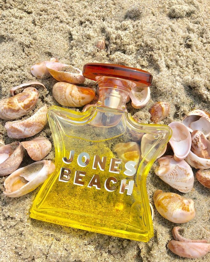 Jones Beach của thương hiệu Bond No.9 có thành phần là calone - nguyên liệu tạo mùi hương biển cả cùng xạ huơng, hoa cam, hổ phách… Các nốt hương của Jones Beach khi tiếp xúc với da khơi gợi cảm giác dễ chịu của gió biển xen lẫn vị mặn của muối. Giá tham khảo: 8.500.000 đồng 