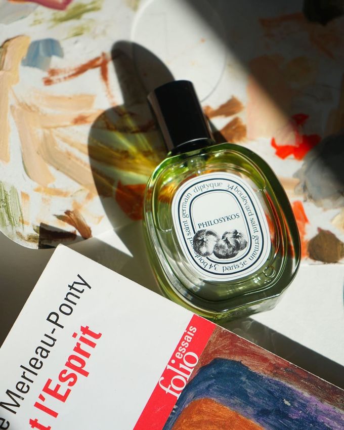 Philosykos của nhà hương Diptyque được sáng tạo dựa trên cảm hứng về khu vườn đầy nắng với hương thơm của các loại cây trái, quả sung ngọt (quả vả) cùng hương gỗ dễ chịu. Tên gọi Philosykos còn có nghĩa là người bạn của những cây sung. Giá tham khảo: 3.500.000 đồng 