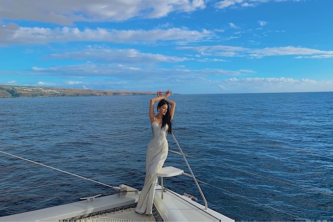 Điểm dừng chân đầu tiên là đảo Reunion (Pháp). Hoa hậu chia sẻ với Ngoisao.net, khi vừa đặt chân đến đảo, cô đã ấn tượng với màu xanh tươi mát của cây lá, biển nơi đây. Phương Khánh có cơ hội đi máy bay chuyên dụng ngắm toàn cảnh đảo nhỏ từ trên không, ra khơi bằng du thuyền và dạo xe điện vòng quanh đảo. Với cô, Reunion là một trong những nơi mang lại sự bình yên nhất.