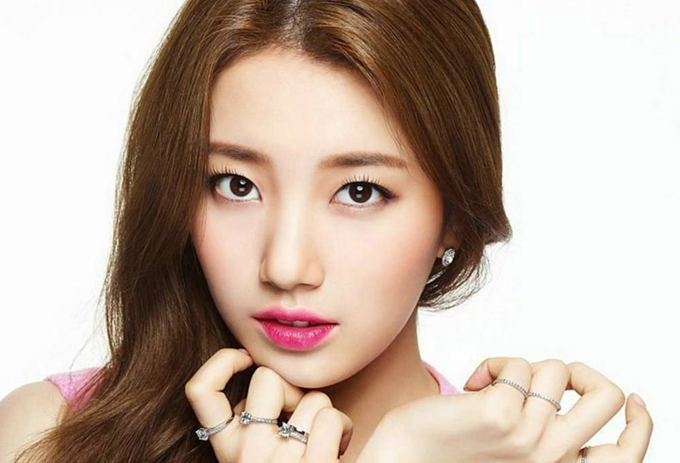 Diễn viên, ca sĩ Suzy: Để khuôn mặt luôn rạng ngời, Suzy áp dụng cách làm sạch lớp trang điểm theo nguyên tắc 4-2-4 gồm ba bước. Đầu tiên, nữ ca sĩ dành ra 4 phút, sử dụng dầu tẩy trang để làm sạch lớp make-up kết hợp massage. Hai phút tiếp theo, cô dùng xà phòng và masage mặt một lần nữa. Bốn phút cuối cùng, người đẹp rửa sạch mặt bằng nước và để khô tự nhiên.