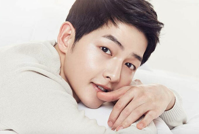 Diễn viên Song Joong-ki: Song Joong-ki thường rửa da bằng sữa tươi trước khi đi ngủ và tránh sử dụng lò sưởi vì dễ làm khô da.