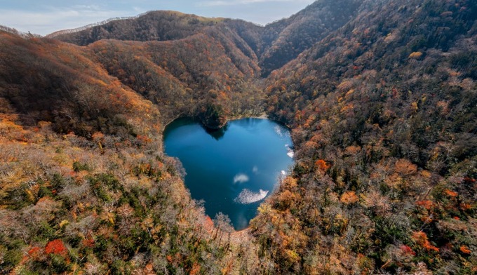 Hồ Toyoni ở thị trấn Erimo, Hokkaido được mệnh danh là hồ lãng mạn nhất Nhật Bản vì có hình trái tim khi nhìn từ trên cao. Đặc biệt, khi lá vàng lá đỏ phủ đầy trên núi vào mùa thu, nơi đây rất nên thơ.