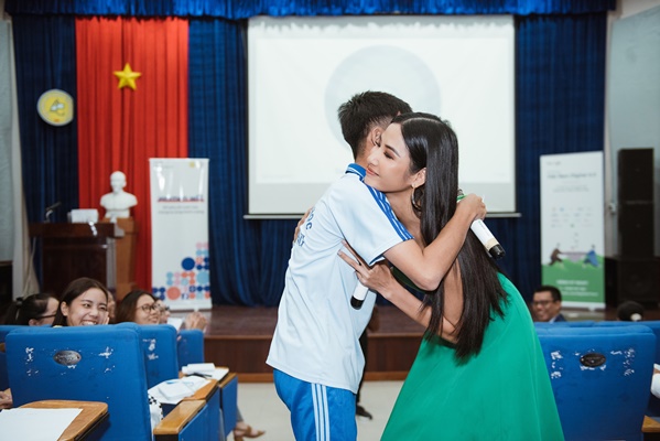 A hau Hoang Thuy (2)