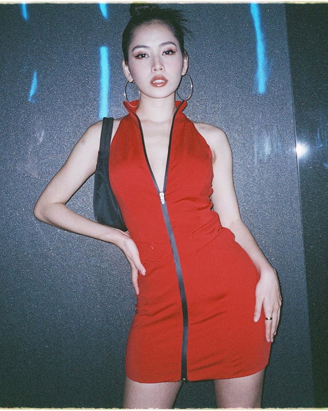 Chi Pu gây bất ngờ với phong cách ngày càng sexy. Chiếc váy đỏ khiến cô nàng trông quyến rũ nhờ chi tiết khoét sâu ở ngực và phần lưng hở hoàn toàn. Chi Pu cũng chọn cách make up sắc sảo phù hợp với màu sắc rực rỡ của item này.