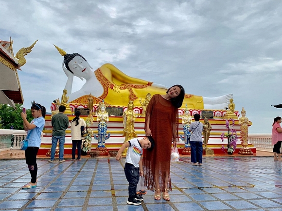 Hai mẹ con Ngọc Lan tham quan chùa vàng ở Chiangmai