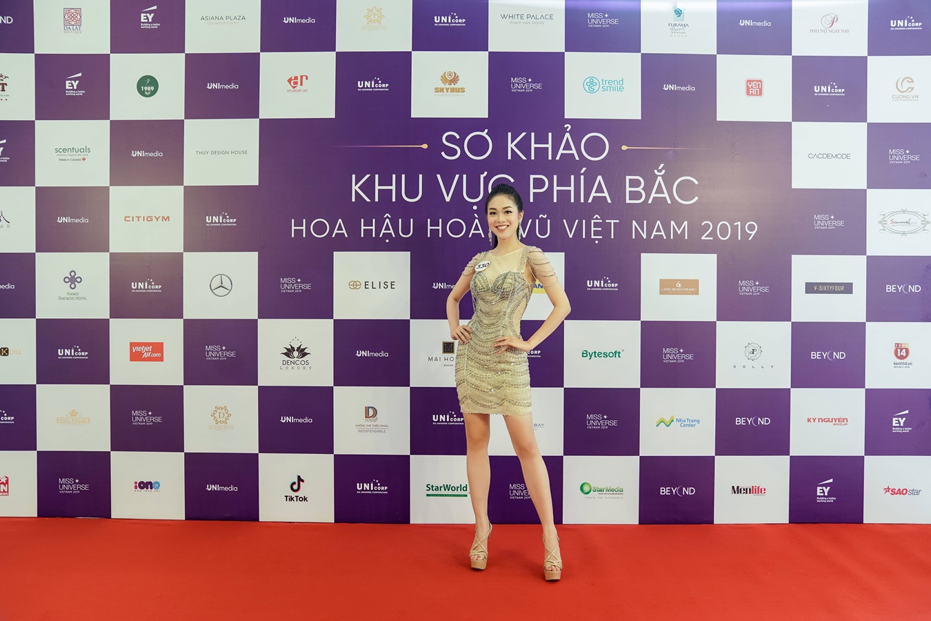 Thi sinh Hoa hau Hoan vu Viet Nam 2019 chup hinh o Backdrop (8)