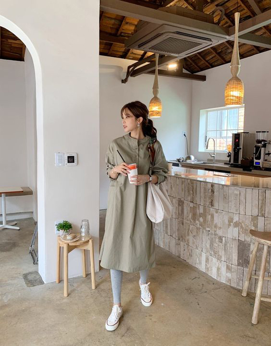 Từ mẫu váy mang lại sự thoải mái trong ngày hè, các fashionista chọn thêm quần thun ống ôm để hoàn thiện set đồ ngày thu.