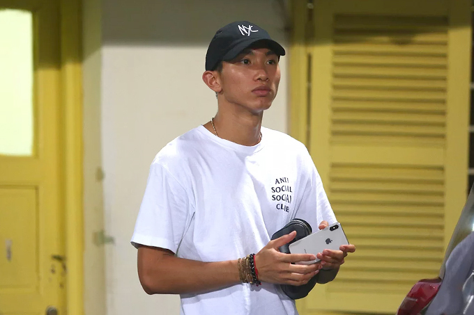 Văn Hậu có mặt ở sân Hàng Đẫy theo dõi trận Hà Nội - Nam Định tại vòng 22 V-League 2019 tối 11/9. Ảnh: Đương Phạm.