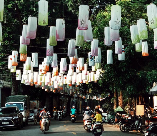 Phố Phùng Hưng treo đèn lồng Trung thu