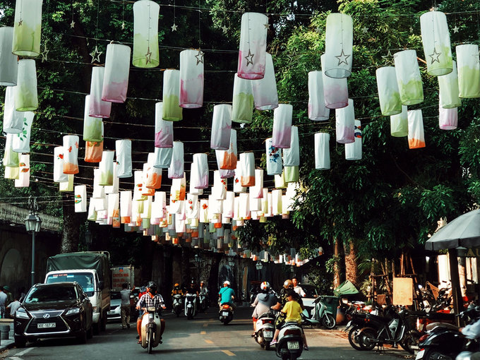 Không chỉ Hàng Mã, năm nay phố Bích hoạ Phùng Hưng cũng được giăng đèn lồng, chuẩn bị đón Trung thu. "Từ một tuần này, đèn lồng được treo lên, trải dài khoảng 300 mét ở phía cuối đường Phùng Hưng", Đức Nguyễn, ngụ tại Hà Nội, cho biết.