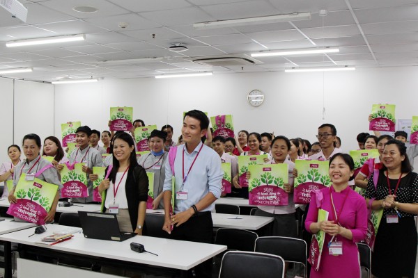 Đầu tháng 9, AEON Việt Nam đã tặng túi môi trường cho hơn 2500 nhân viên để hạn chế sử dụng túi ni-lông khi đi mua sắm