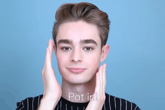 Chàng BTV thị phạm cách bôi các sản phẩm skincare giúp da “đẹp, đẹp nữa, đẹp mãi”