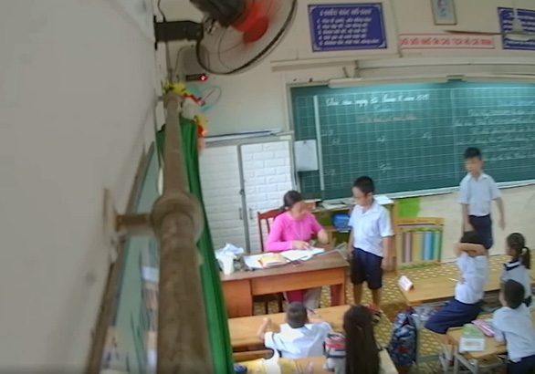 Gắn camera trong lớp của con, phụ huynh học sinh lớp 2/11 Trường tiểu học Phan Chu Trinh (Q.Tân Phú, TP.HCM) phát hiện con bị đánh, làm dấy lên cuộc tranh luận: có nên gắn camera trong lớp? - Ảnh cắt từ clip