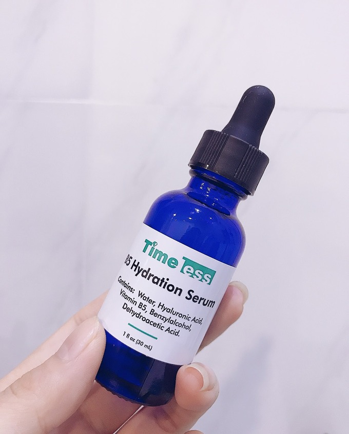 Timeless B5 Hydration Serum cũng có vai trò dưỡng ẩm và thúc đẩy sự tái tạo da từ sâu bên trong. Sản phẩm này thường có trong chu trình chăm sóc da sau mụn, da tổn thương do kem trộn... nhờ khả năng làm dịu da và độ lành tính cao.  Giá tham khảo: 520.000 đồng (30 ml)