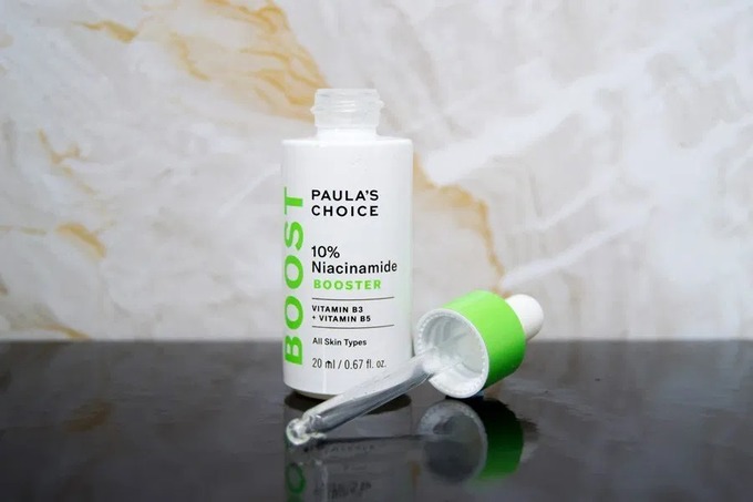 Serum Paula’s Choice 10% Niacinamide Booster với thành phần chính là vitamin B3 và B5 có khả năng se khít lỗ chân lông, cải thiện sắc tố da. Tinh chất có kết cấu nhẹ, dạng lỏng trong suốt, không mùi dễ dàng thẩm thấu vào sâu trong da. Sản phẩm phù hợp cho nhiều đặc tính da. Giá tham khảo: 1.800.000 đồng (20 ml)