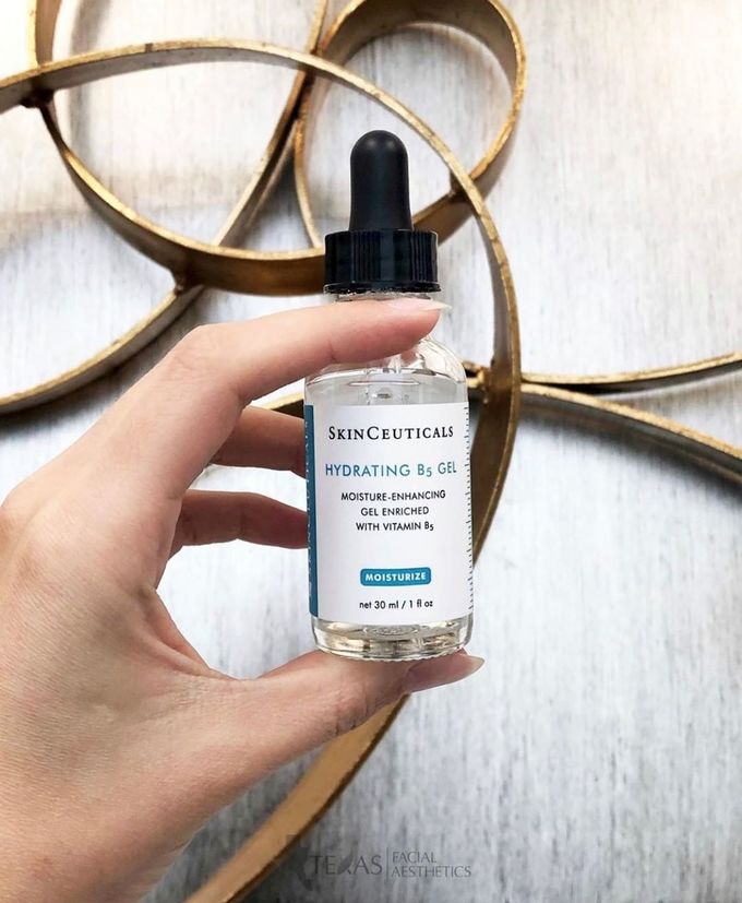 Serum Hydrating B5 Gel là một trong những sản phẩm bán chạy nhất của SkinCeuticals dù có mức giá không hề rẻ. Điểm cộng nổi bật của sản phẩm là khả năng cấp ẩm vượt trội, thích hợp sử dụng trong mùa lạnh, ngăn ngừa tình trạng khô, nẻ. Kết cấu lỏng giúp sản phẩm nhanh thấm vào da.  Giá tham khảo: 2.000.000 đồng (30 ml) 