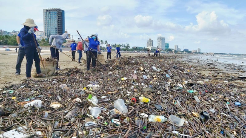 Một lượng rác khổng lồ, ước tính cả trăm tấn từ ngoài biển theo thủy triều đã trôi dạt vào Vũng Tàu.
