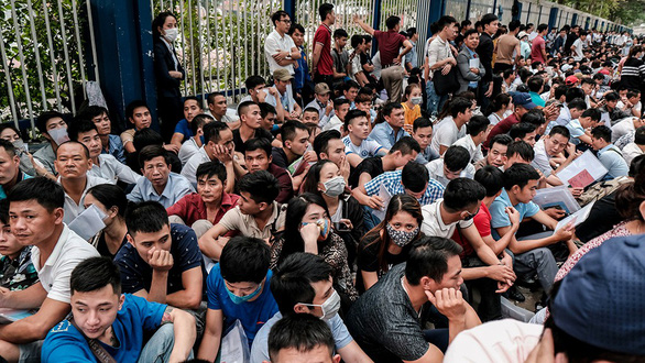Hàng ngàn người xếp hàng chờ xin visa trước Đại sứ quán Hàn Quốc tại Hà Nội vào tháng 4-2019 - Ảnh: NAM TRẦN