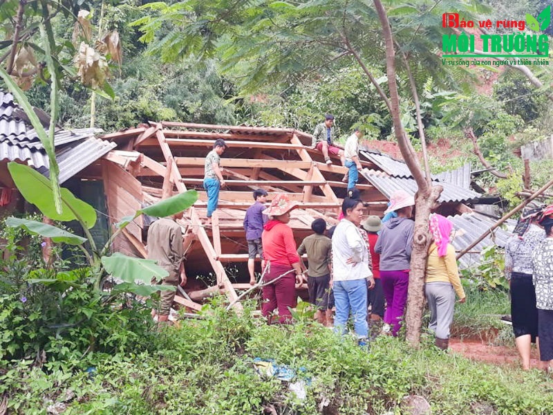 Mưa lũ, sạt lở khiến cho bao người dân phải lâm vào cảnh mất nhà.