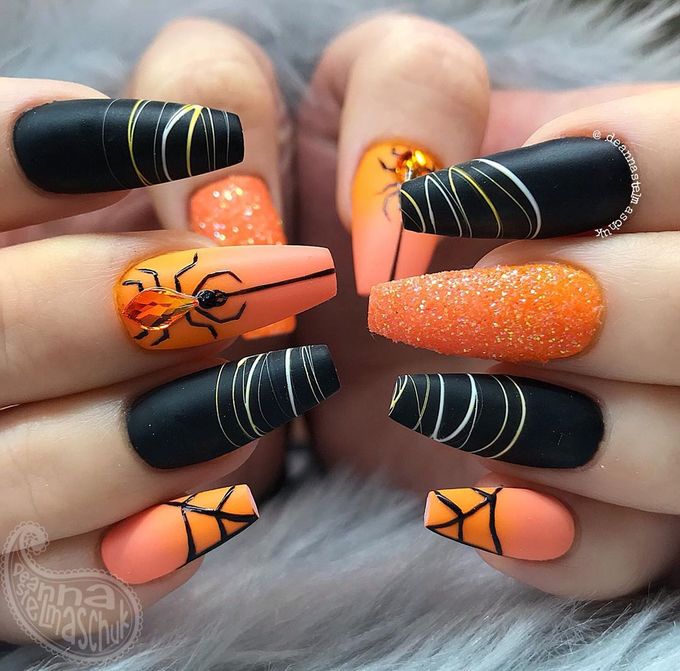 Sự kết hợp tuyệt vời giữa các sắc cam, đen và trắng theo chủ đề Halloween.