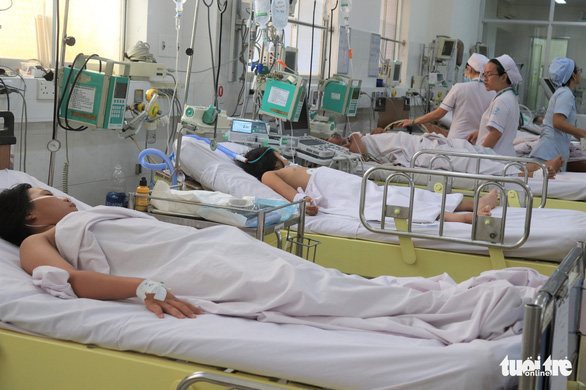 Các bệnh nhi mắc sốt xuất huyết giai đoạn nặng đang điều trị tại Khoa Hồi sức tích cực chống độc trẻ em Bệnh viện Bệnh nhiệt đới TP.HCM - Ảnh: XUÂN MAI