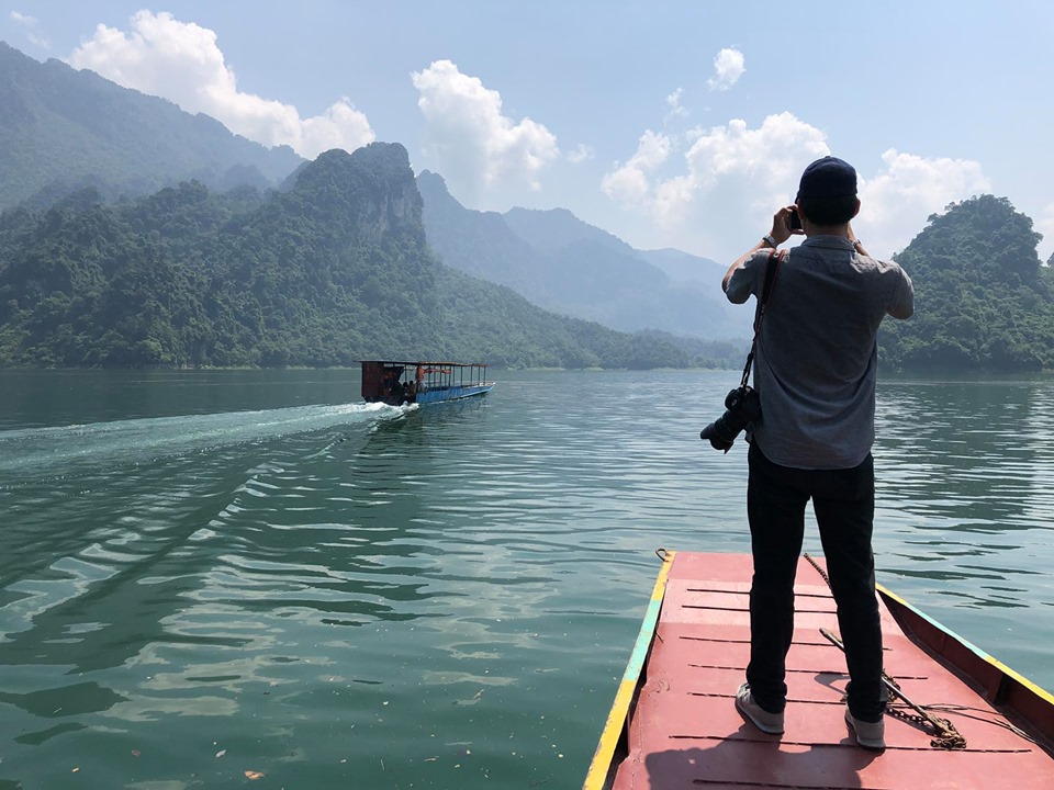 Đi thuyền trên hồ, du khách được ngắm nhìn một vùng non nước hữu tình.