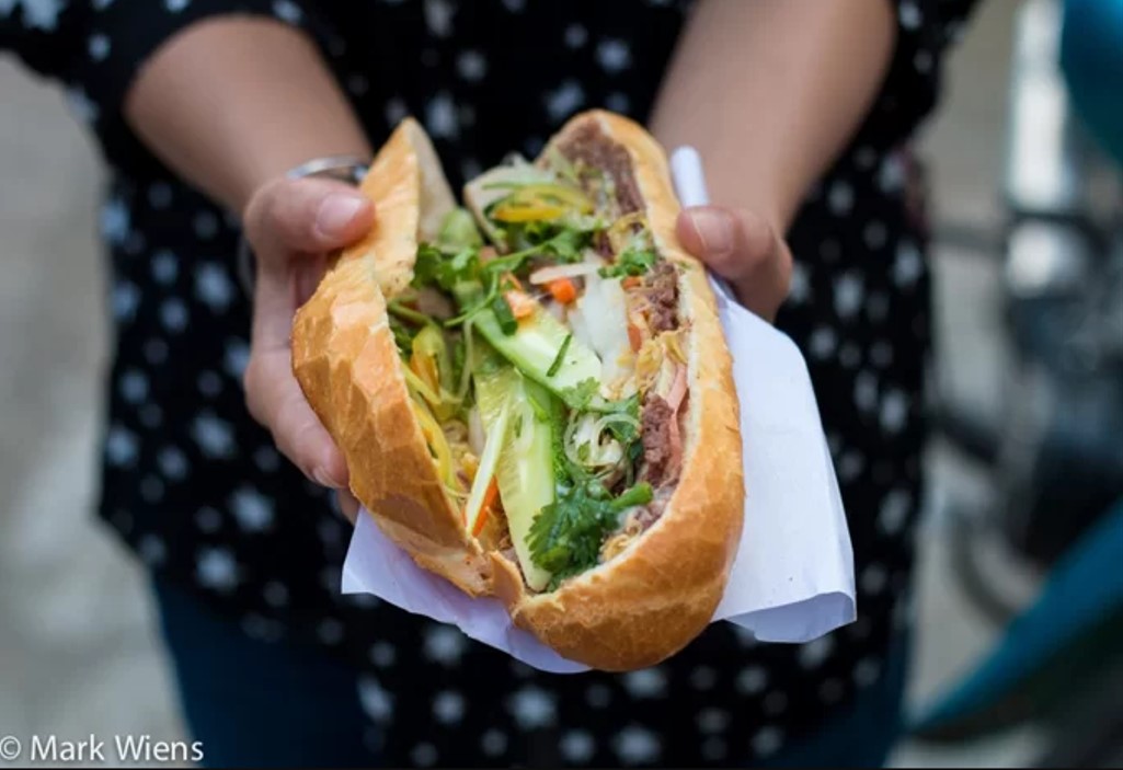 Ảnh: Mark Wiens Bánh mì là một trong những món được các food blogger yêu thích khi đến Việt Nam. Ảnh: Mark Wiens