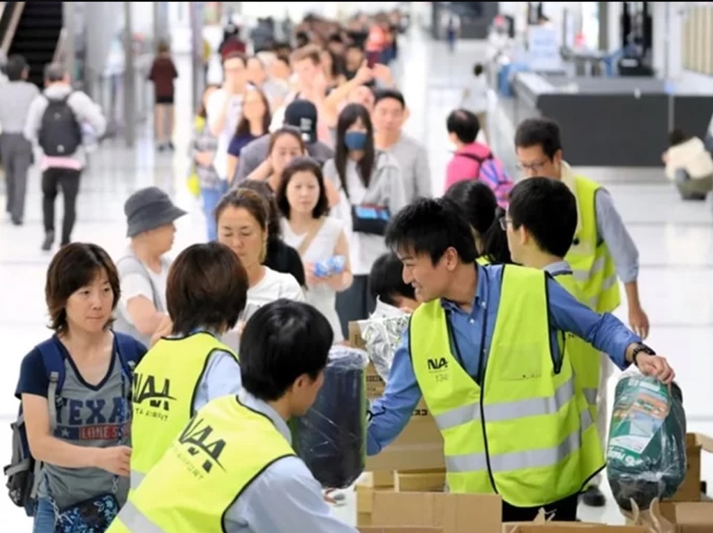 Người dân và du khách xếp hàng chờ nhận đồ cứu trợ giữa bão Hagibis ngày 13/10/2019 - Ảnh Sugoi 