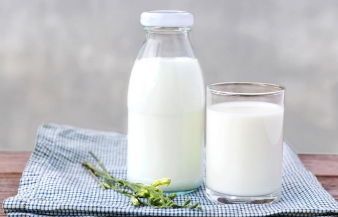 Sữa Không nhiều người biết rằng, sữa là thức uống bù nước và chống mất nước cho cơ thể rất tốt. Sữa giàu tinh bột tốt, protein và natri, giúp cơ thể giữ nước.