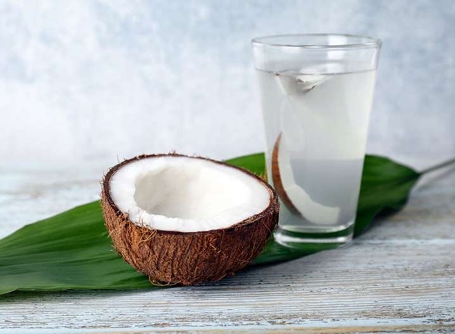 Nước dừa Nước dừa ít calo, giàu kali, là thức uống bù điện giải rất tốt cho cơ thể. Nước dừa cung cấp nguồn năng lượng tự nhiên cho cơ thể, tốt hơncác thức uống tăng lực bán sẵn. 