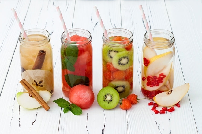 Nước ngâm hoa quả Thêm trái cây vào nước ngâm qua đêm giúp tăng khả năng giữ nước và giúp thức uống ngon miệng hơn.