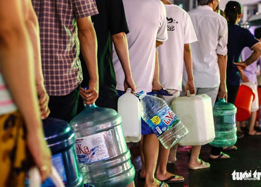 Nước bẩn ở Hà Nội: Dân đề nghị xử nghiêm, đòi Viwasupco bồi thường