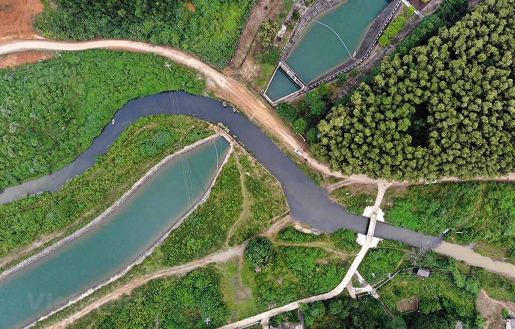 Nguồn nước dẫn vào nhà máy nước sông Đà chia làm hai màu rõ rệt sau sự cố ô nhiễm. (Ảnh: PV/Vietnam+)