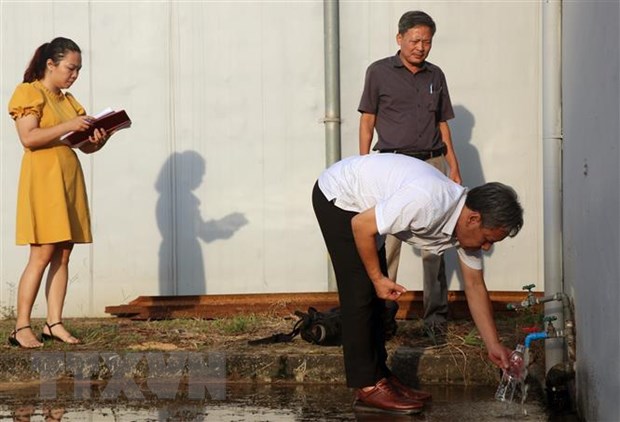 Đoàn kiểm tra liên ngành thành phố Hà Nội lấy mẫu nước tại Công ty Cổ phần Đầu tư nước sạch sông Đà để thực hiện xét nghiệm. (Ảnh TTXVN phát)