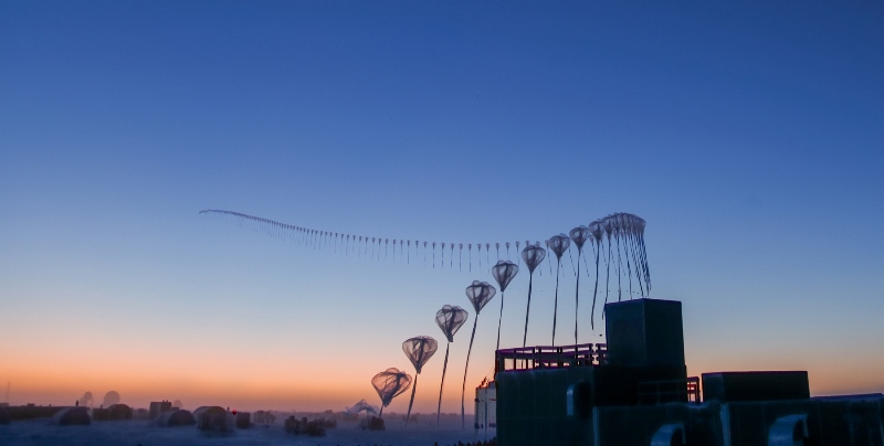 Bức ảnh vượt thời gian này chụp ngày 9/9, cho thấy đường bay của một khinh khí cầu ozonesonde khi nó bay vào bầu khí quyển từ Trạm Nam Cực Amundsen-Scott. Các nhà khoa học giải phóng các cảm biến sinh ra từ quả bóng bay này để đo độ dày của tầng ozone trong khí quyển. Ảnh: Robert Schwarz / Đại học Minnesota